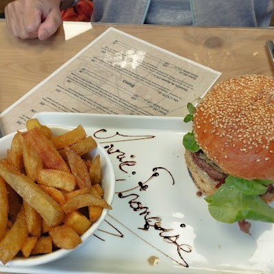 Plat servi chez Chez Tony, Burger Savoyard, Saint Jean d'Aulps, photographié par Ludovic SCHOCH