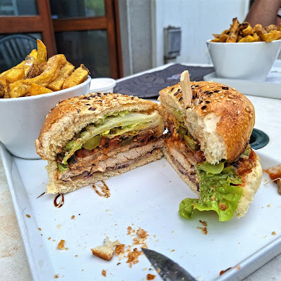 Plat servi chez Chez Tony, Burger Savoyard, Saint Jean d'Aulps, photographié par Cécile Pinault