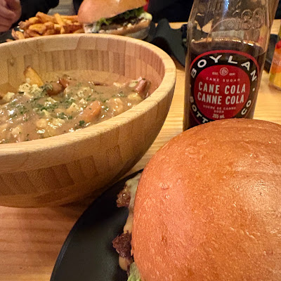 Plat servi chez Côté Burger - Poutine, photographié par Serban D