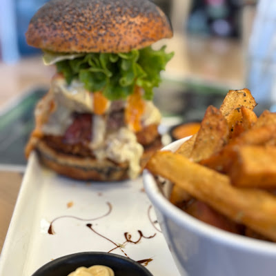 Plat servi chez Chez Tony, Burger Savoyard, Saint Jean d'Aulps, photographié par stéphanie m
