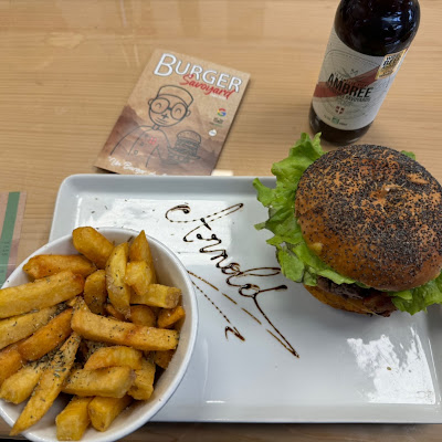 Plat servi chez Chez Tony, Burger Savoyard, Saint Jean d'Aulps, photographié par Arnold Lahoussine