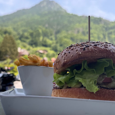 Plat servi chez Chez Tony, Burger Savoyard, Saint Jean d'Aulps, photographié par Olivier dericq