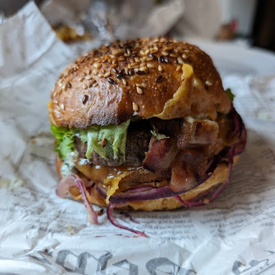 Plat servi chez Chez Tony, Burger Savoyard, Saint Jean d'Aulps, photographié par Nicolas Schaeffer