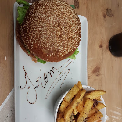 Plat servi chez Chez Tony, Burger Savoyard, Saint Jean d'Aulps, photographié par Erkin Diyarbakirlioglu