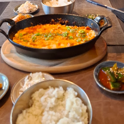 Plat servi chez TOM restaurant coréen, japonais et mongole, photographié par Thy Vân Manon Huynh