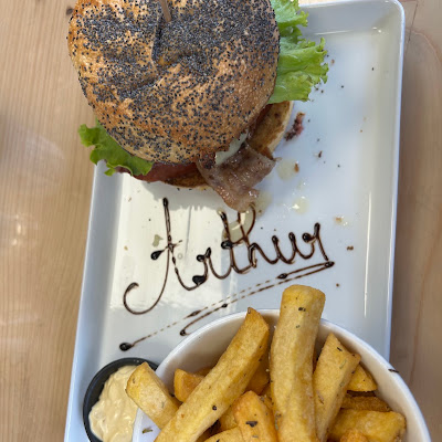 Plat servi chez Chez Tony, Burger Savoyard, Saint Jean d'Aulps, photographié par Arthur Caudroit