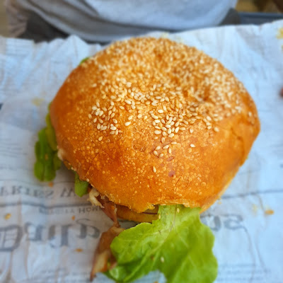 Plat servi chez Chez Tony, Burger Savoyard, Saint Jean d'Aulps, photographié par Histoire