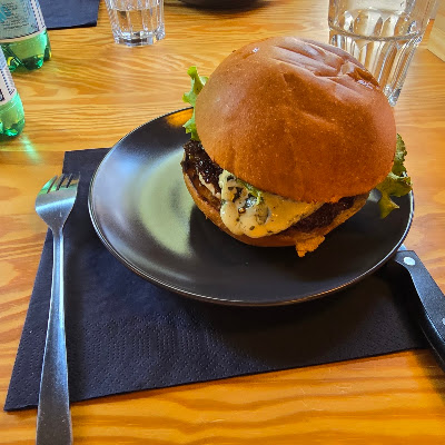 Plat servi chez Côté Burger - Poutine, photographié par Harry Cover