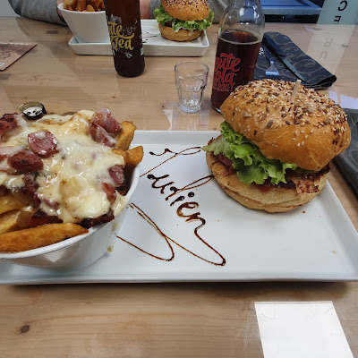 Plat servi chez Chez Tony, Burger Savoyard, Saint Jean d'Aulps, photographié par Nwa'd Coco Productions
