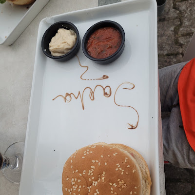Plat servi chez Chez Tony, Burger Savoyard, Saint Jean d'Aulps, photographié par Julien Tullier