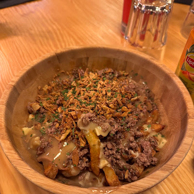 Plat servi chez Côté Burger - Poutine, photographié par Ahmet Tarhan