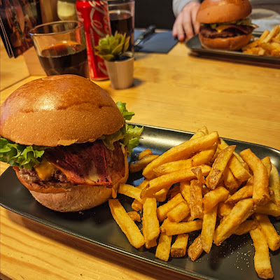 Côté Burger - Poutine à Annecy : plat photographié par Tim Kl